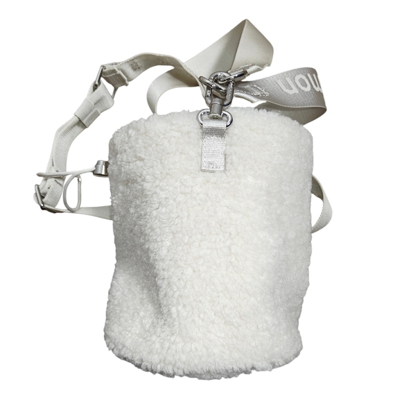 LULULEMON New Year Crossbody White Opal Fleece Bucket Bag 2.5L LULULEMON New Year Crossbody White Opal Fleece Bucket Bag 2.5L